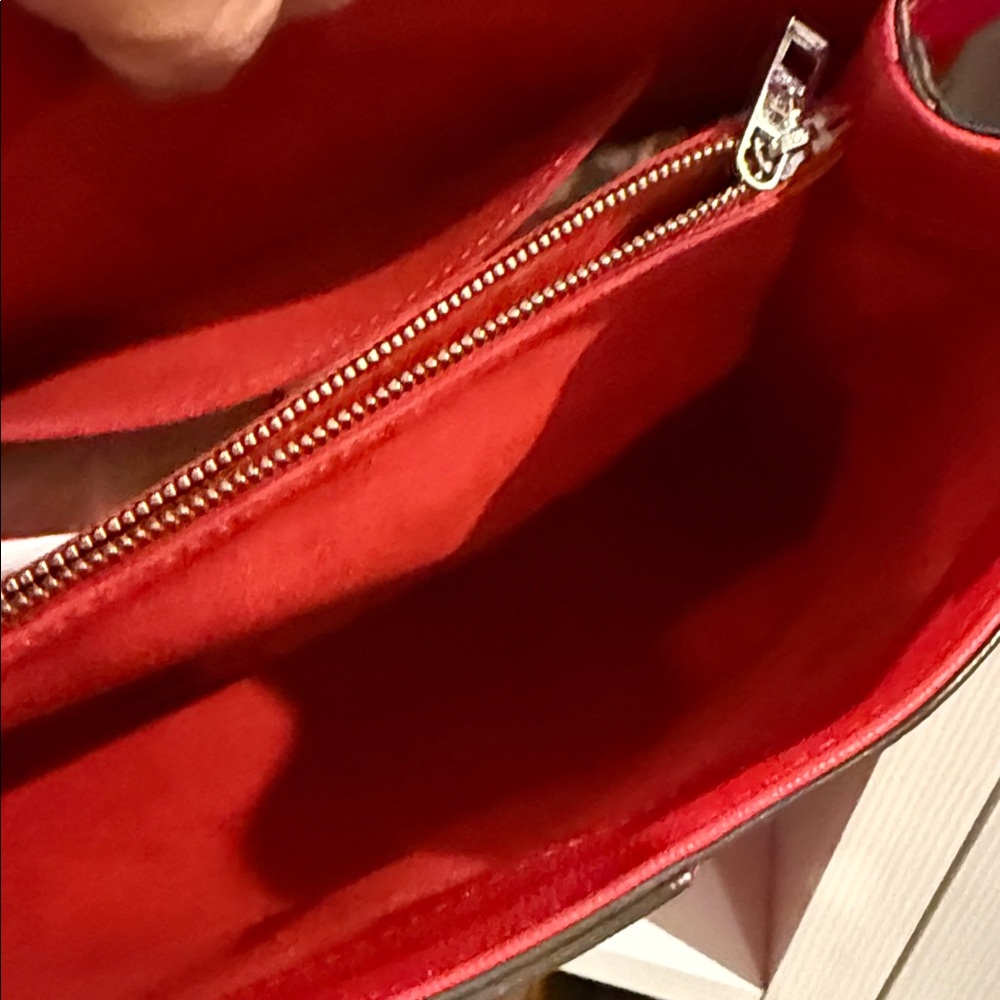 Louis Vuitton - Picture 3 of 4